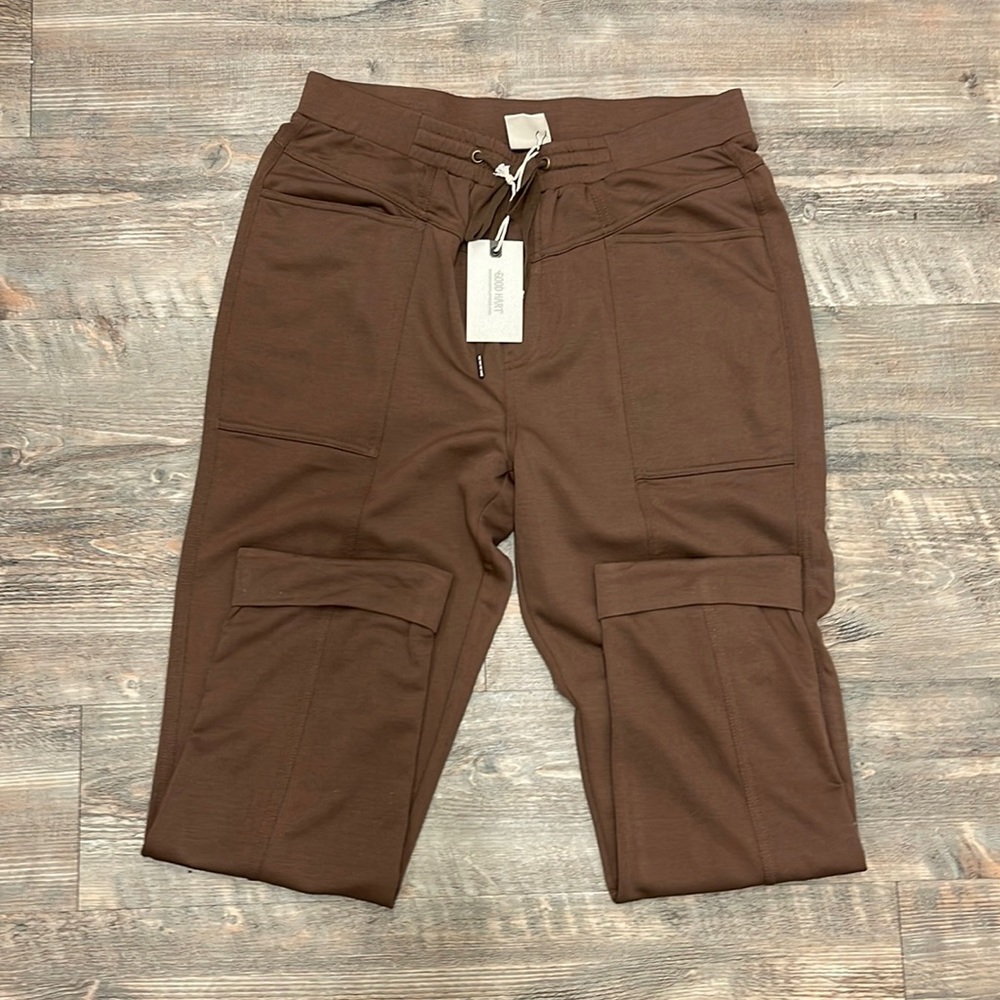 Athens woman’s cuffed chinos